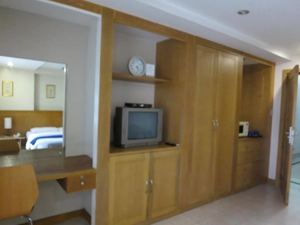 Alley 8 Makati ماكاتي المظهر الخارجي الصورة