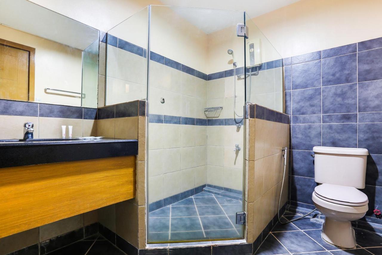 Alley 8 Makati ماكاتي المظهر الخارجي الصورة